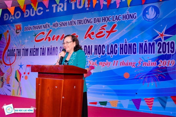 Ảnh 1. NGƯT T.S Nguyễn Thị Thu Lan - Phó Hiệu trưởng nhà trường phát biểu chỉ đạo khai mạc