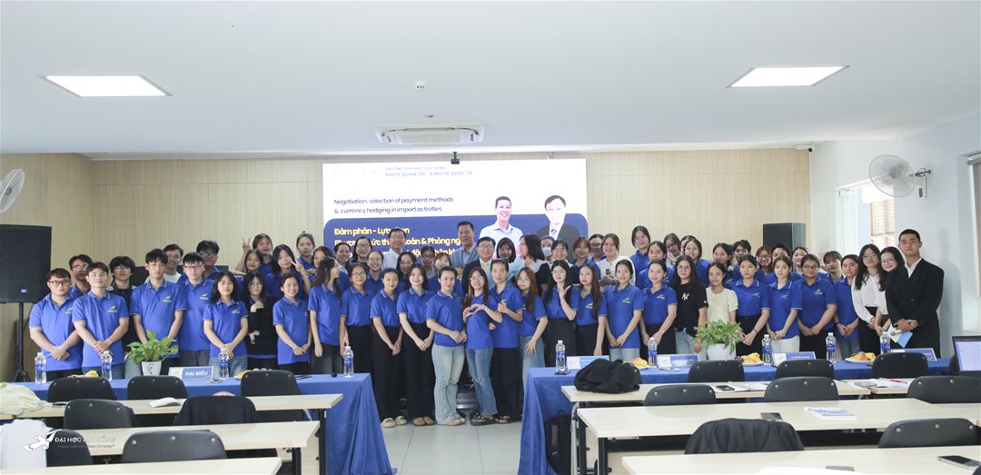 Toàn cảnh chương trình với sự tham gia của các chuyên gia, giảng viên và sinh viên