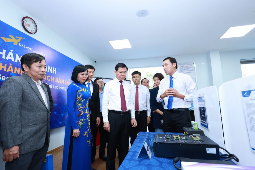 Ban lãnh đạo cùng khách mời tham quan không gian Phòng thực hành Vi mạch bán dẫn