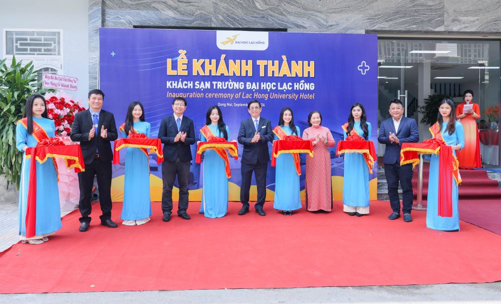 Ban lãnh đạo Nhà trường thực hiện cắt băng khánh thành, đánh dấu cho sự ra đời của Khách sạn Trường Đại học Lạc Hồng