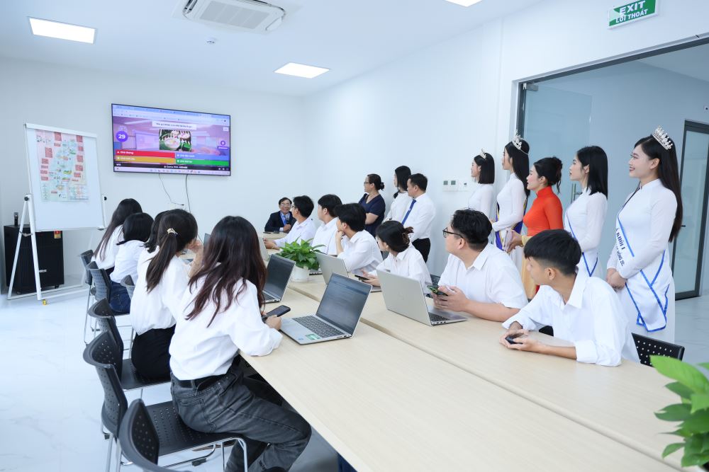 Phòng thực hành Lữ hành nơi các bạn sinh viên trực tiếp thực hiện các nghiệp vụ  hướng dẫn viên du lịch và tổ chức tour 