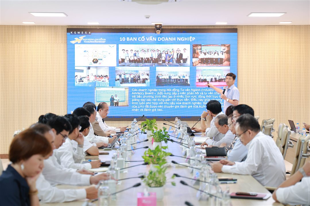 LHU và UBND tỉnh Đồng Nai trao đổi định hướng phát triển công nghệ cao giai đoạn mới Trong hành trình chuyển mình mạnh mẽ của Đồng Nai theo hướng công nghiệp công nghệ cao và kinh tế tri thức, yêu cầu về nguồn nhân lực chất lượng cao và năng lực nghiên cứu ứng dụng trở thành vấn đề trọng tâm. Không chỉ là nơi đào tạo, đại học còn giữ vai trò đồng hành chiến lược cùng địa phương trong kiến tạo tương lai phát triển bền vững. Trên tinh thần đó, sáng 02/3/2026, Trường Đại học Lạc Hồng (LHU) vinh dự đón tiếp Đồng chí Lê Trường Sơn – Phó Chủ tịch UBND tỉnh Đồng Nai cùng đại diện các sở, ban, ngành đến làm việc và trao đổi định hướng phát triển dài hạn. Trong buổi làm việc, về phía Nhà trường có TS Đỗ Thị Lan Đài - Chủ tịch Hội đồng Trường, PGS.TS Lâm Thành Hiển – Hiệu trưởng, PGS.TS Nguyễn Vũ Quỳnh – Phó Hiệu trưởng, TS Nguyễn Văn Tân – Phó Hiệu trưởng, TS Huỳnh Cao Tuấn – Phó Hiệu trưởng, TS Nguyễn Khánh Hùng - Phó Hiệu trưởng cùng lãnh đạo các đơn vị phòng ban trung tâm. Tại chương trình, LHU đã báo cáo tổng quan định hướng phát triển trong giai đoạn mới, tập trung vào các trụ cột: khoa học công nghệ, chuyển đổi số, vi mạch bán dẫn và mô hình hợp tác “3 nhà” gồm Nhà nước – Nhà trường – Nhà doanh nghiệp. Đại diện Nhà trường nhấn mạnh, trong kỷ nguyên công nghệ cao, lợi thế cạnh tranh của một địa phương không chỉ nằm ở hạ tầng vật chất mà còn ở “hạ tầng trí tuệ” – nơi đào tạo và nuôi dưỡng đội ngũ kỹ sư, chuyên gia, nhà nghiên cứu phục vụ trực tiếp cho sự phát triển của tỉnh. Trong đó, chiến lược gắn kết giữa đào tạo và thực tiễn sản xuất tiếp tục được Nhà trường xác định là hướng đi trọng tâm. Thông qua việc tăng cường hợp tác với doanh nghiệp, tích hợp dự án thực tế vào chương trình học và đầu tư các phòng thí nghiệm chuyên sâu, LHU hướng đến mô hình đại học ứng dụng, góp phần rút ngắn khoảng cách giữa giảng đường và thị trường lao động. Phát biểu tại buổi làm việc, lãnh đạo UBND tỉnh ghi nhận sự chủ động và bài bản của Nhà trường trong việc hoạch định chiến lược phát triển phù hợp với định hướng chung của Đồng Nai. Đồng thời, lãnh đạo tỉnh bày tỏ kỳ vọng LHU tiếp tục phát huy thế mạnh trong các lĩnh vực công nghệ cao, đóng góp thiết thực vào tiến trình chuyển đổi số, công nghiệp hóa và hiện đại hóa tỉnh nhà. Với tầm nhìn chiến lược, nền tảng chuyên môn vững vàng và định hướng phát triển gắn với nhu cầu thực tiễn của địa phương, LHU tiếp tục khẳng định vai trò là cơ sở đào tạo và nghiên cứu ứng dụng uy tín, sẵn sàng đồng hành cùng tỉnh Đồng Nai trên hành trình phát triển bền vững trong kỷ nguyên số.