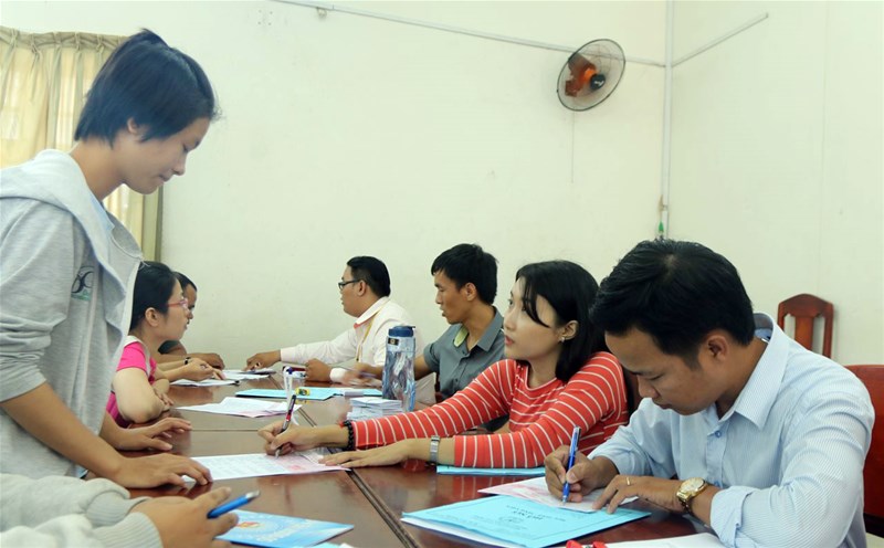 Chế độ chính sách cho sinh viên LHU Cán bộ Phòng Công tác Sinh viên ĐH Lạc Hồng giải quyết vay vốn cho sinh viên
