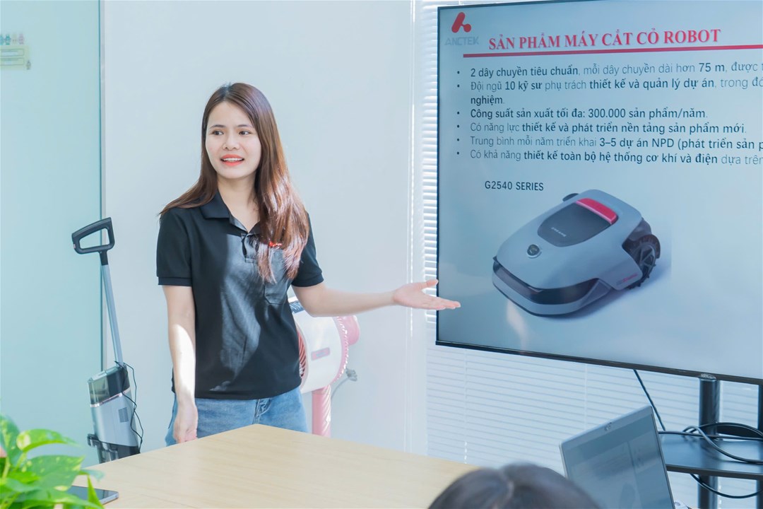 ​​​​​​​Đại diện doanh nghiệp giới thiệu sản phẩm của công ty.